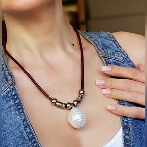 NWT Beautiful Shell Pearl necklace